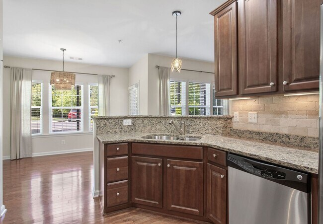 Building Photo - Stunning, Spacious 2 Bedroom Condo in Midl...