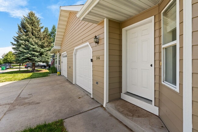 Building Photo - 306 Golden Valley Dr