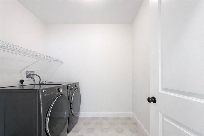 Building Photo - 261 Main St