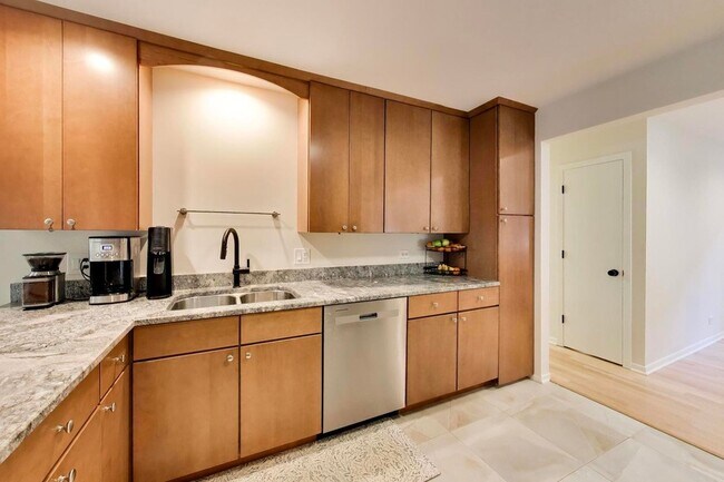 Building Photo - 539 S Evergreen Ave