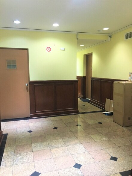 Building Photo - 305 E 95th St