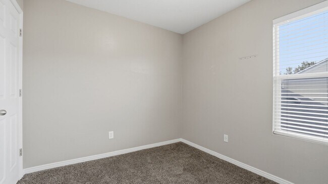 Building Photo - 4 Bedroom Townhome in Daybreak!!