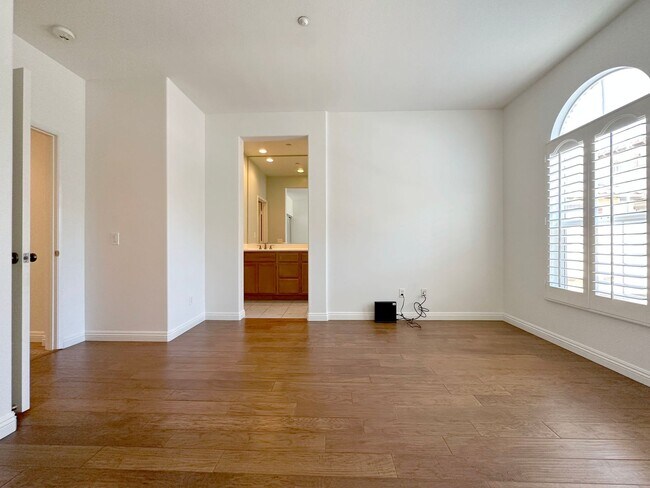 Building Photo - 2 BEDROOM 2.5 BATHROOM WITH LOFT HOME IN HIGHLY DESIRED BERKSHIRE TRACK