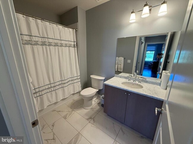 Building Photo - 200 N Sycamore St