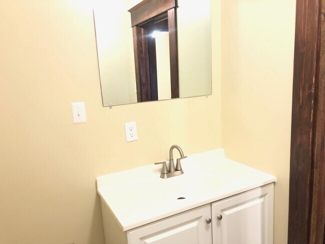 Building Photo - Attractive, recently remodeled, 2BR home in Bloomington. Central air and dog friendly