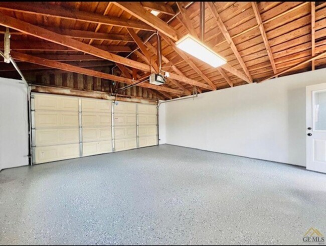 Building Photo - REMODELED 3 bed 2 bath in SW