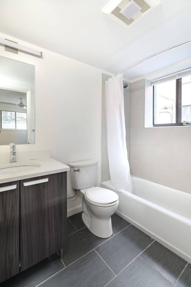 Building Photo - 2Br/1.5Bth in a convenient location! Laundry iN UNIT! NO BROKER FEE!
