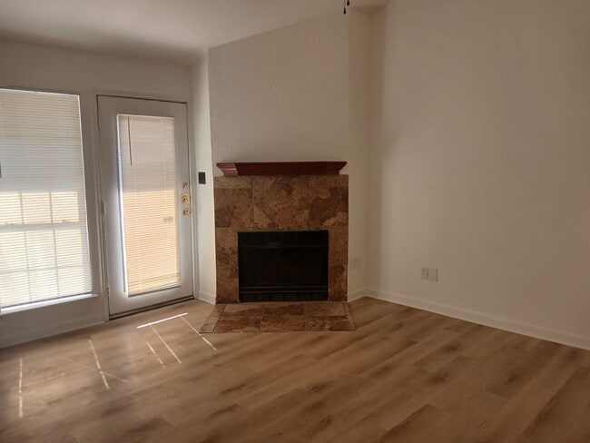 Building Photo - (50% OFF 1st MONTHS RENT) 1 Bed 1 Bath Condo in Dallas (All Electric)