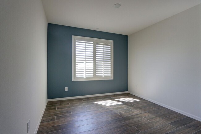 Building Photo - Newer, Fabulous town home in the heart of ...