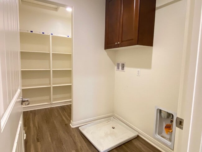 Building Photo - Beautiful 6 bed and 4.5 bath home in West ...