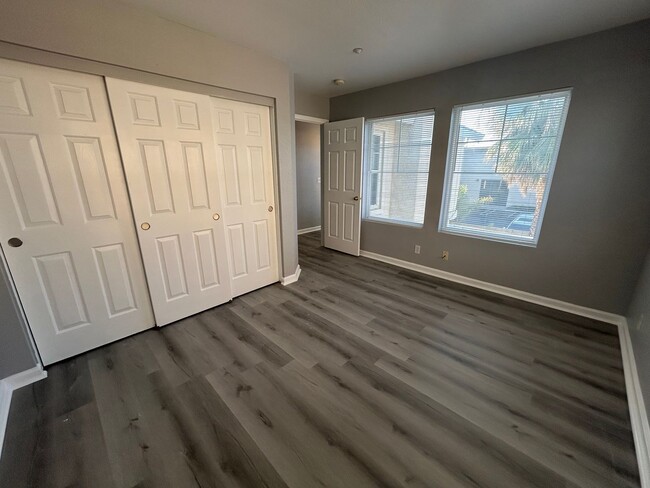 Building Photo - Newly Renovated 4 Bed 3 Bath Brentwood Home