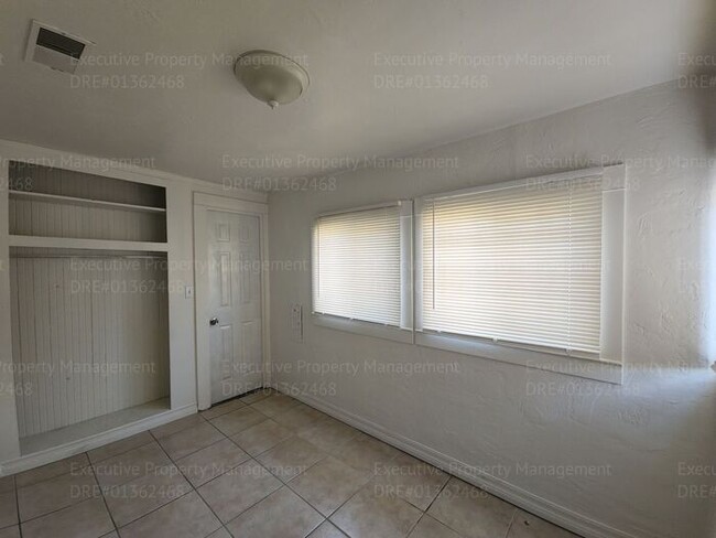 Building Photo - Move in ready. 3 bedrooms/ 1.5 bath, yard,...