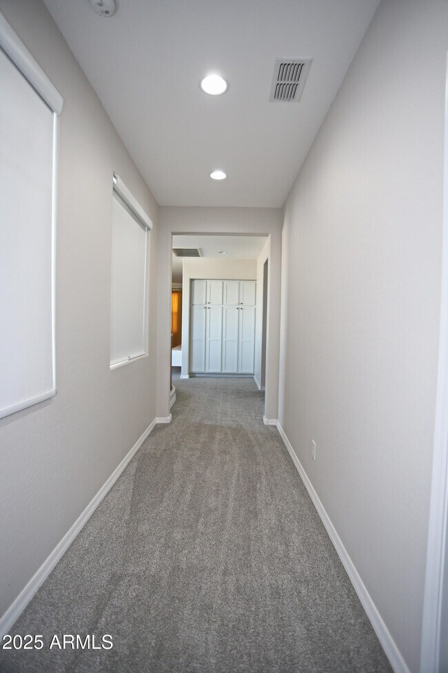 Building Photo - 947 E Ladbroke Way
