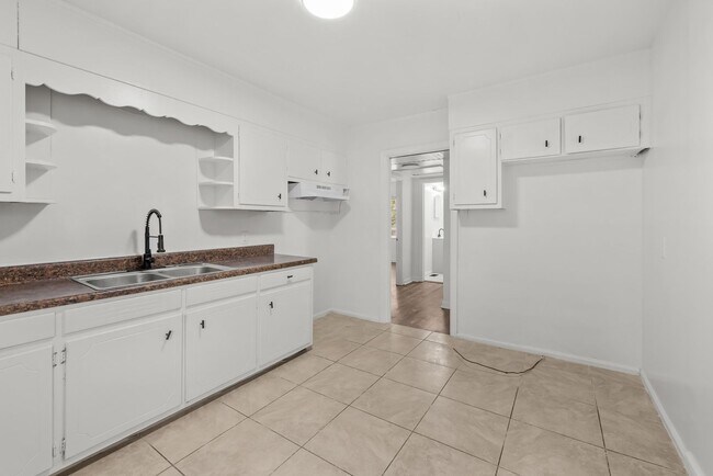 Building Photo - Beautiful 3 Bedroom 2 Bathroom