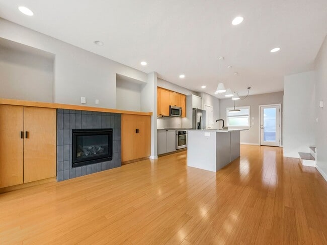 Building Photo - 3-Story Townhouse | 3 Bed, 3.5 Bath | Central Heating | Hardwood Floors | Carpeted Bedrooms | Off...