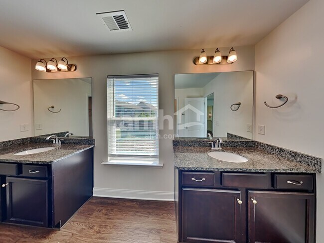 Building Photo - 1347 Weatherbrook Cir
