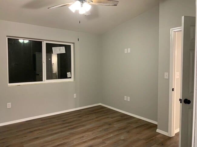 Building Photo - 1 Bedroom/1 Bathroom -- Fantastic Palmer Location!