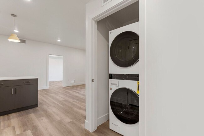 Building Photo - 302 S Divario Cyn Dr
