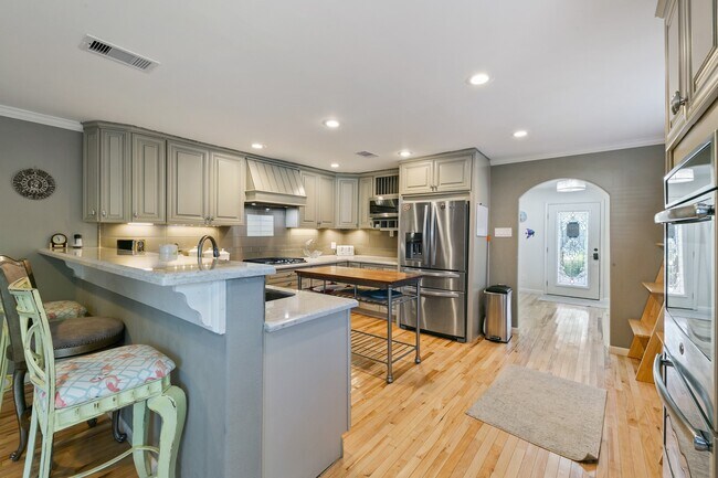 Building Photo - 4708 Woodrow Ave
