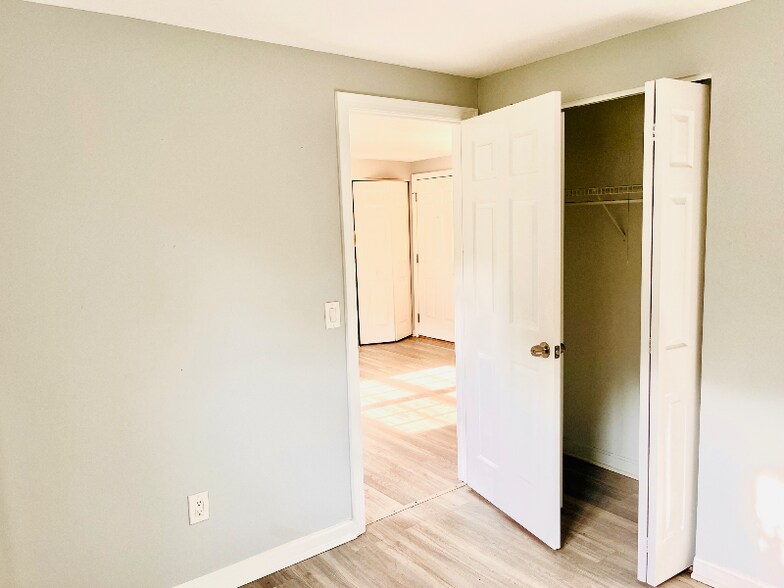 Building Photo - 15 Maple Crest Cir