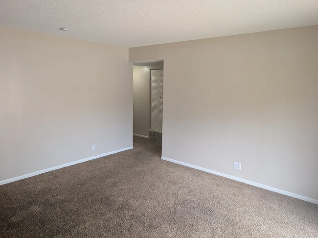 Building Photo - Spacious 1BR Condo – Pool Access & Utilities