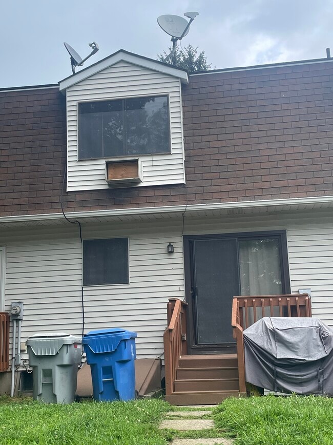 Building Photo - 220 Blakeslee St