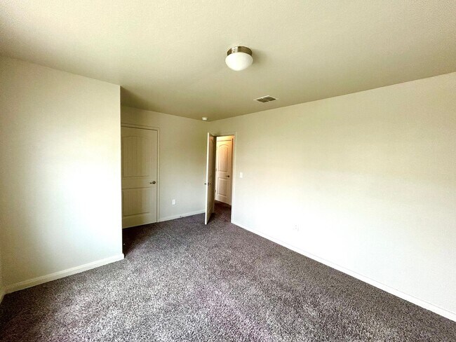 Building Photo - *MOVE IN SPECIAL* Comfort & Convenience – 2-Story Home with Fenced Backyard!