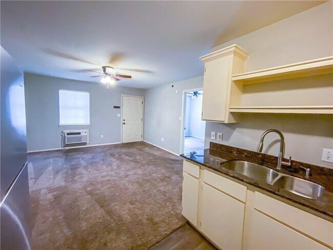 Building Photo - 944 N Storer Ave