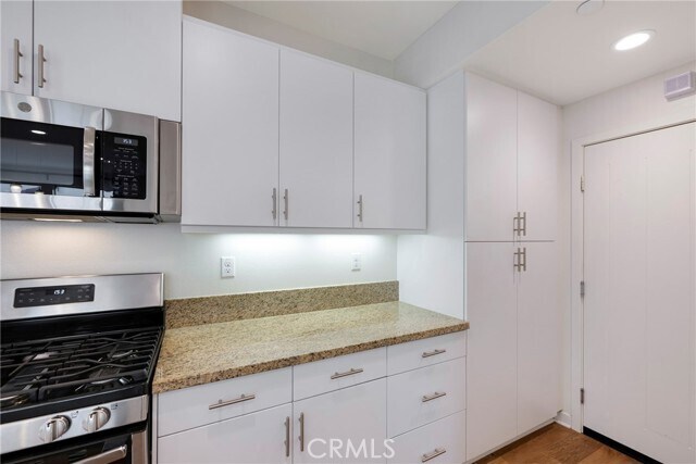 Building Photo - 18 Prominence