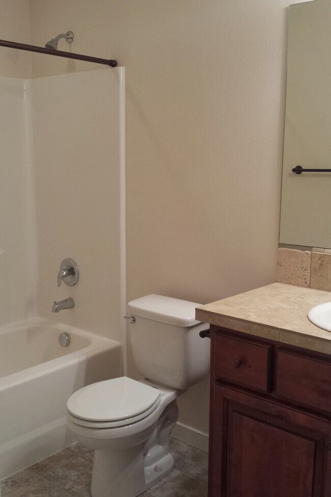 Building Photo - Spacious & Beautiful Home in Great Locatio...