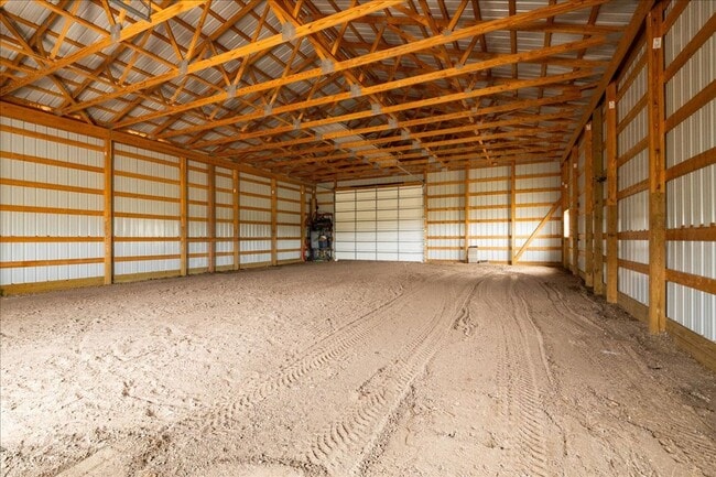 Building Photo - Executive 3-Bed Ranch Main Level - Private...