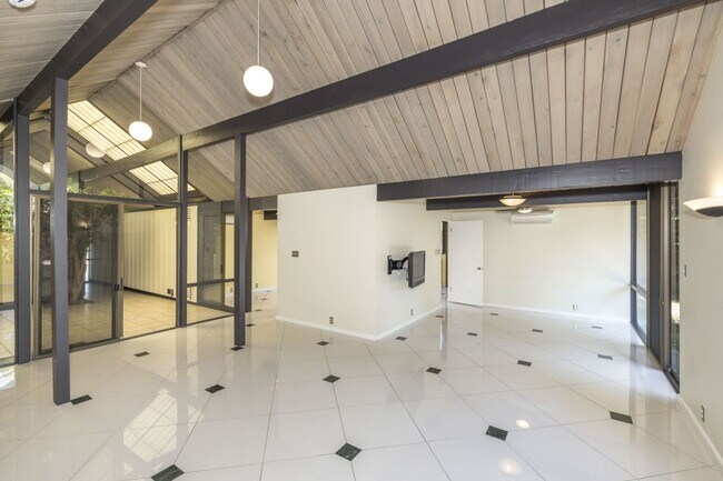 Building Photo - Charming Eichler in Super Desirable Community Center!