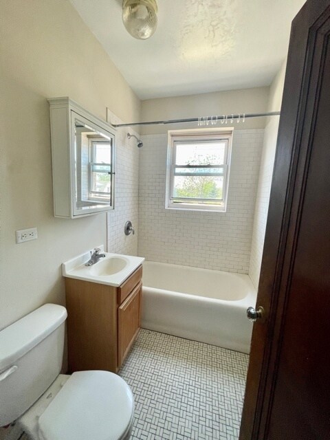 Building Photo - 4860 N Hermitage Ave