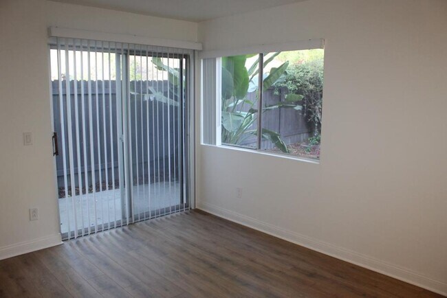 Building Photo - VIA261