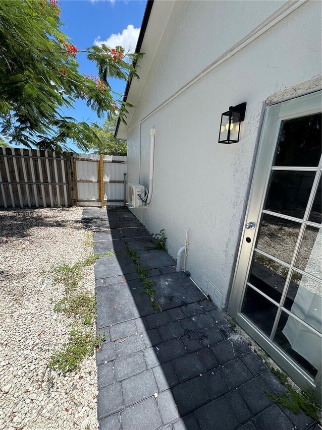 Building Photo - 4610 SW 134th Ave