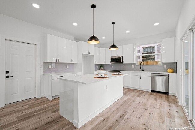 Building Photo - 420 Dreiss St