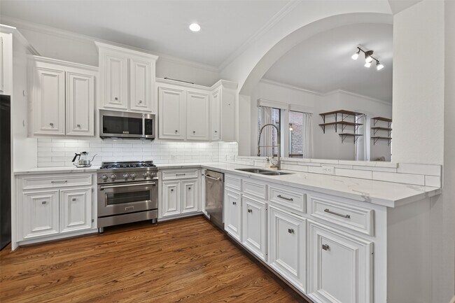 Building Photo - 2308 Bastrop St