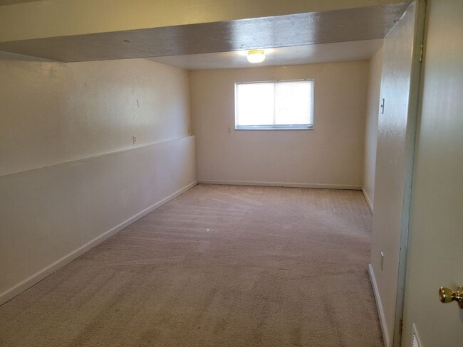 Building Photo - 4 Bed 2 Bath Allowing Pets - Available Now! - MileStone RES