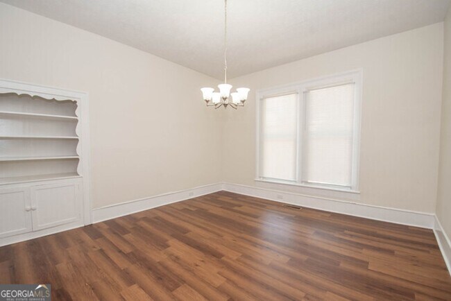 Building Photo - Will not last! Walk to the square in Newna...