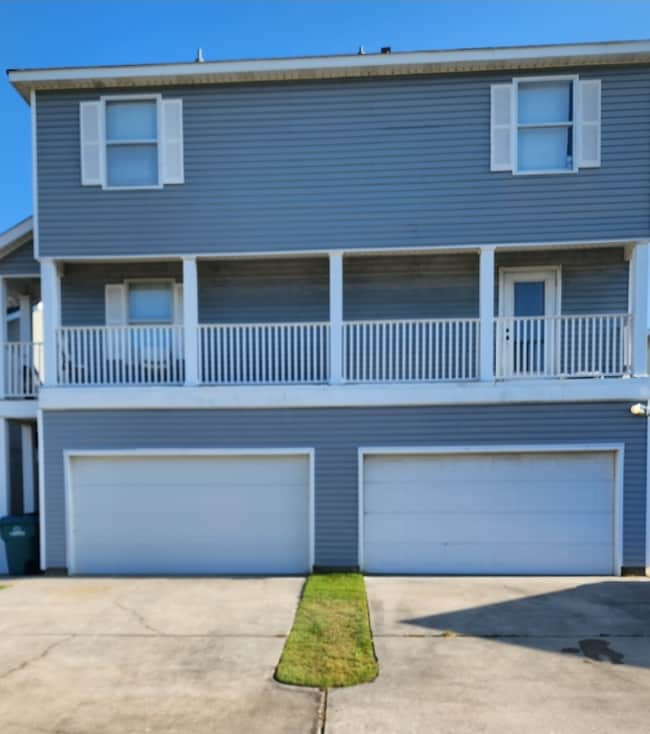 Building Photo - 870 Marina Dr