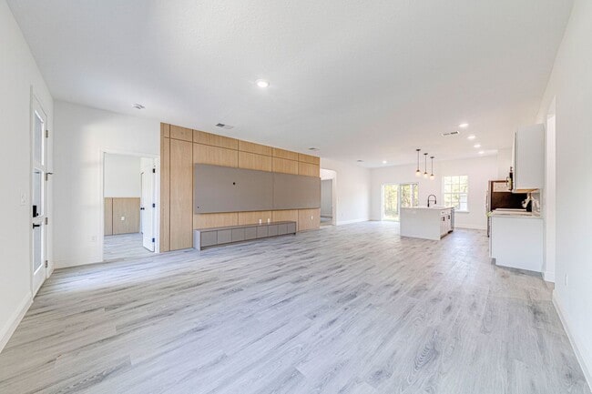 Building Photo - FOR RENT