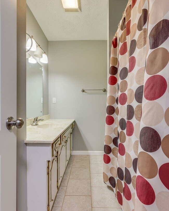 Building Photo - 3 Bed/1.5 Bath in Colonial Heights
