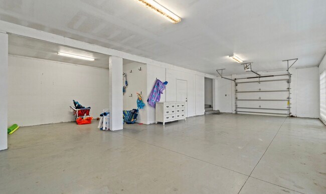 Building Photo - 6598 Carlinga Dr