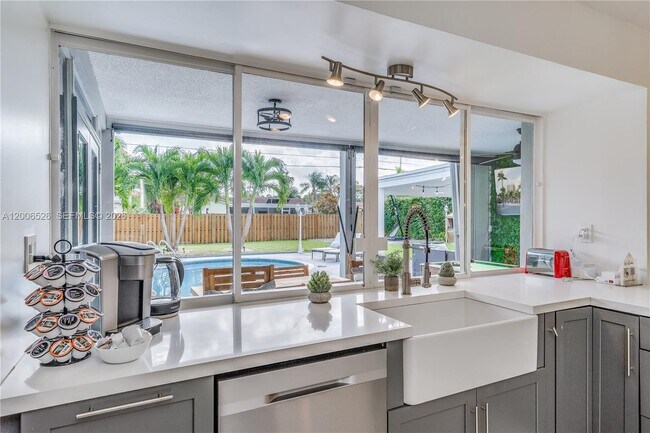 Building Photo - 4212 Van Buren St