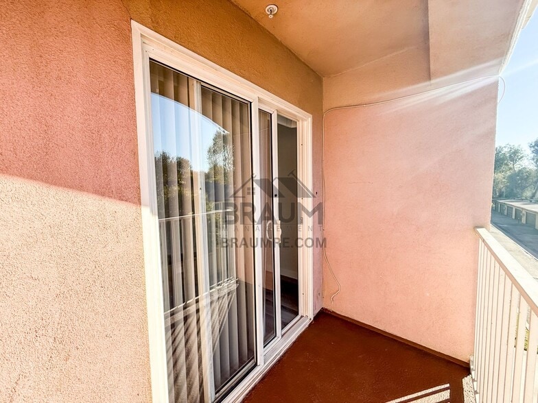 Building Photo - 7323 Winnetka Ave