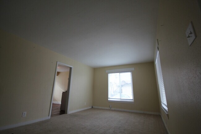 Building Photo - 3 Bedroom Duplex with Lovely Backyard(Upstairs)