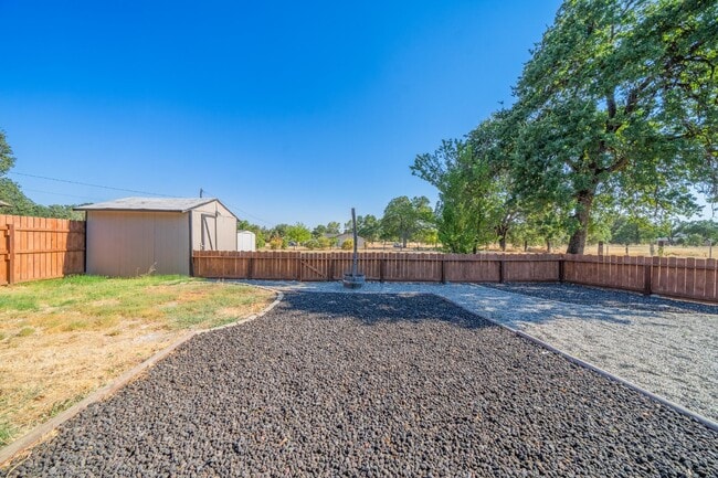 Building Photo - Adorable and clean country property locate...