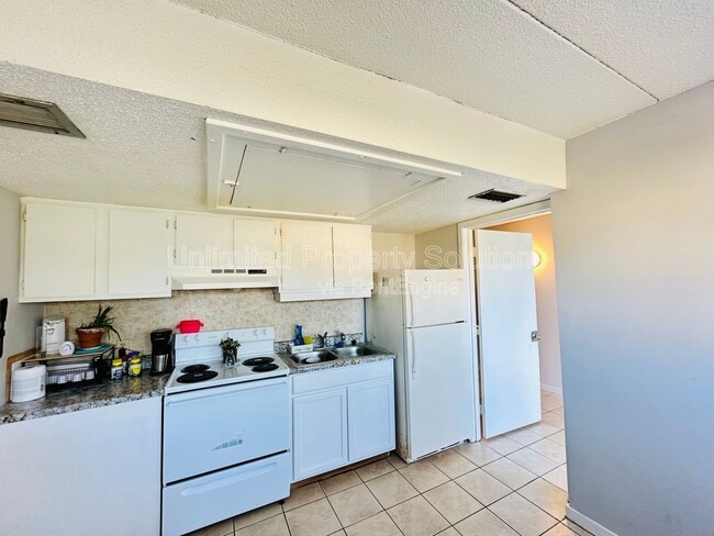 Building Photo - 456 Racine Dr