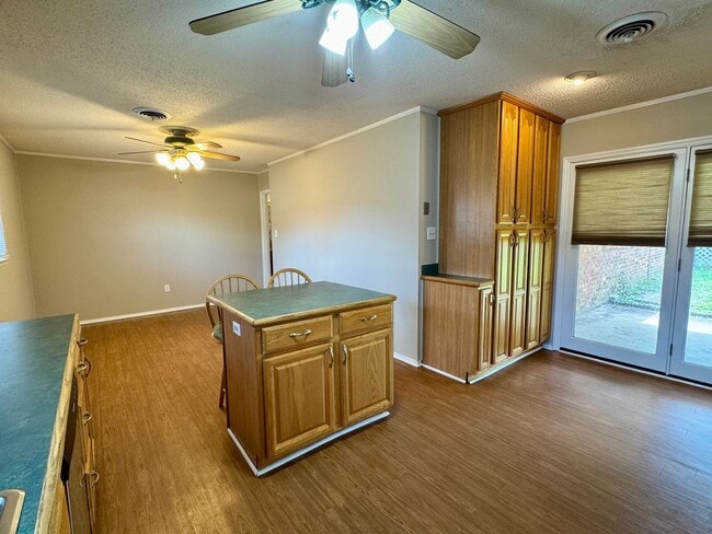 Building Photo - Check Out This 3 Bedroom / 2 Bathroom BRIC...