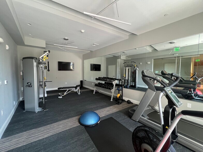 Building Photo - 8 Central St